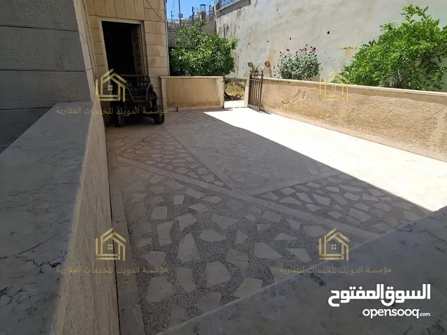 شقة مميزة أرقى واجمل مناطق عبدون مع حديقة بمساحة 300م