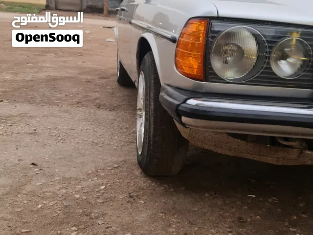 1977 مرسيدس بنز اخرى 230