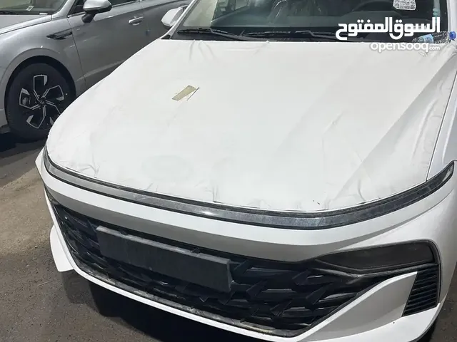 اكسنت فليت 2025 ( ابيض سقف اسود )