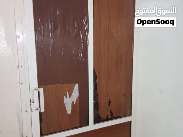 باب المنيوم بحالة جيده للبيع بسعر مغري 40دينار