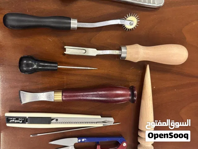 ورشة جلود يدوية كاملة (عدة + خشب خياطة + قوالب + جلد) - للبيع بسعر محروق