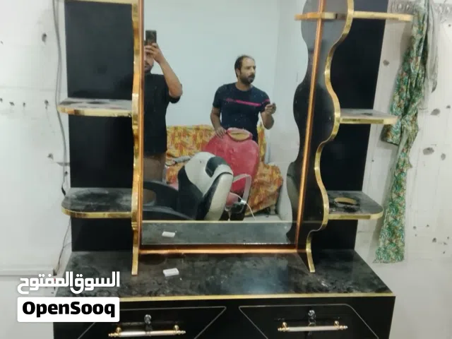 السلام عليكم ميز وكرسي حلاقه للبيع مكاني بصره زبير