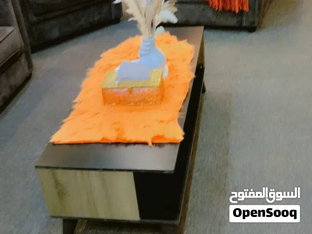 طقم كامل للبيع وكالة مكون من طاولة وسط طاولة شاشه سيرفس لون بني وبيج طقم كامل للبيع