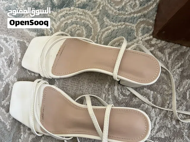 Women sandals is good condition size 37
