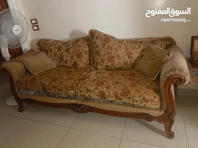 للبيع غرفة صالون قعدة مستعملة. ثلاثية وثنائية ومفردتين وطاولة وسط وطرييزتين