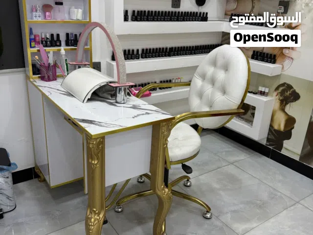كراسي وميز ومعدات البدكير وتنظيف القدم مع كل الوان الجلش الاصباغ واكسسوارات اضافروجميع انواع المنكير