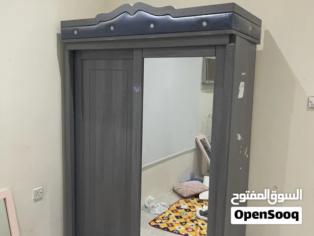 دولاب ملابس و تسريحة وكمودينو وحده وكرسي تسريحة