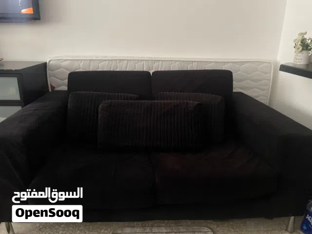 كنبة سوداء كبيرة