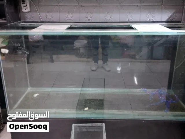 حوض سمك مع قاعدة خشب