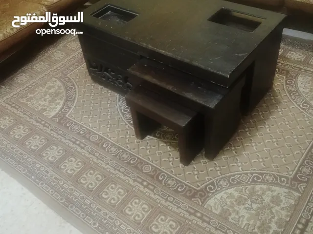 طقم كنب ثقيل مع طاولة و طربيزات للبيع مع البوفية 60