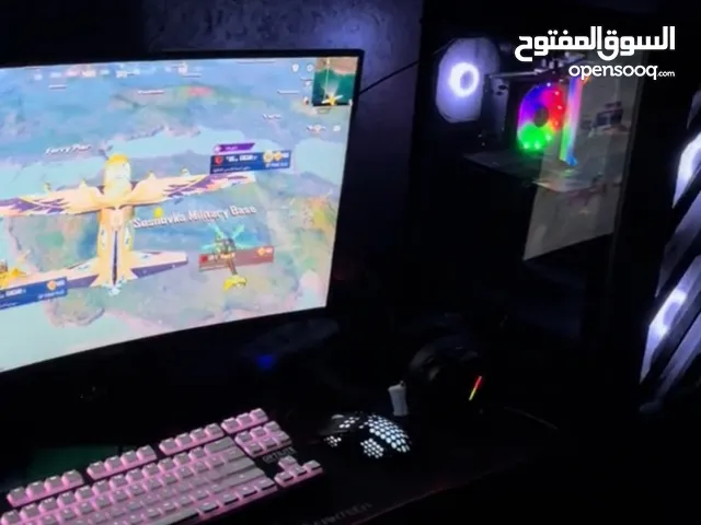 جهاز كمبيوتر جيمنج مع كامل مستلزماته بالاضافة الى طاولة وكرسي جيمنج