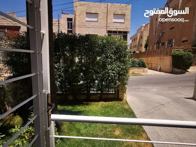 شقة ارضيه للايجار في منطقة عبدون مع حديقة ..مفروشة/ موقع مخدوم