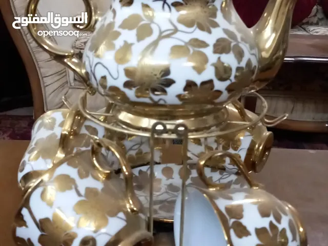 قوري فرفوري مع 5 اكواب نفس النقشة موضوع على محمل جميل جدا
