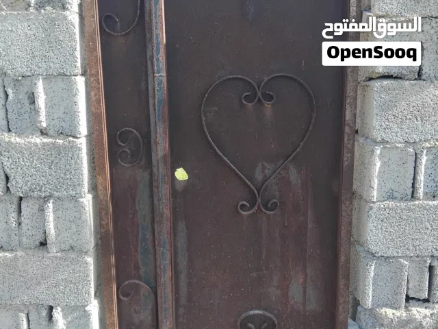 باب حديد كما موضح في صوره