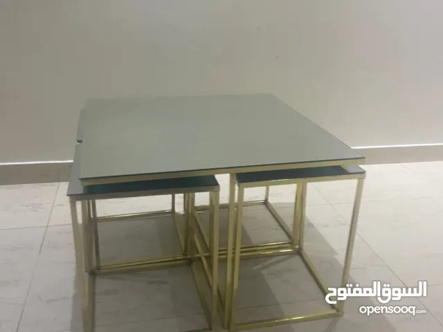 طاولات صالون متداخلة زجاج مع قاعدة معدنية – شبه جديد