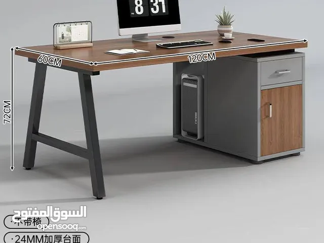 مكتب للعمل مع مكان لوضع الكمبيوتر