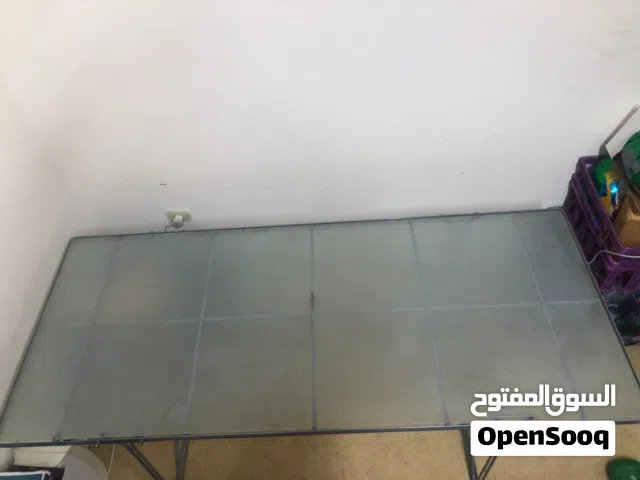طاولة زجاج
