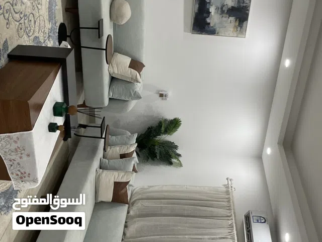غنفات سماوي ثلاث قطع وتلفزيون كبير