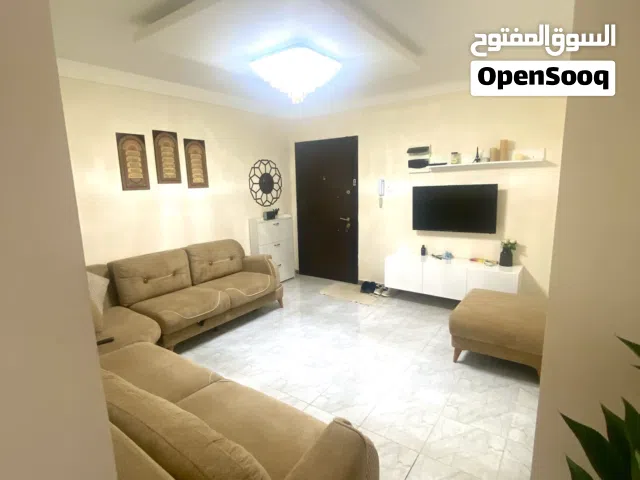 شقة زوز اداير ودار بي حمامها وطابق الارضي بركيدجو ويوجد مخزن في طابق الارضي