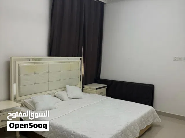 غرفة نوم (سرير كبير و2 كوميدينو وتسريحة) بحالة جيدة مستعملات للبيع  صلالة صحلنوت وأسرة لشخص واحد