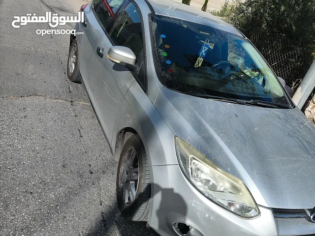 فورد فوكس عداد قليل استخدام شخصي يوجد بعض الضربات الخفيفة موديل 2013 هاتش باك