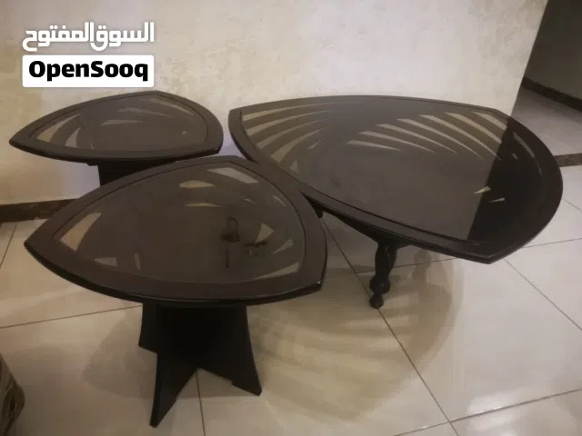 طقم طاولات وسط ثلاث قطع لون بني و زجاج.