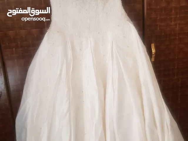 فستان عروس مع ملحقاته خامة ثقيلة فخمة لبسة واحدة فقط