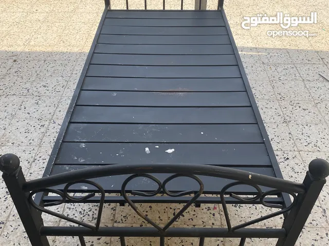1 سرير حديد مستخدم