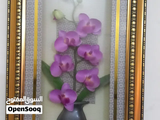 لوحة مزججة ورد متروكة