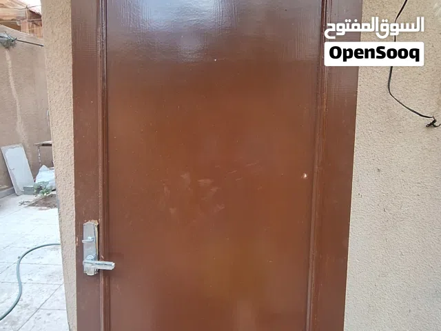 باب خشب مع حلقو