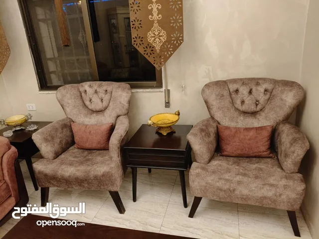 طقم كنب للبيع مع الطاولات