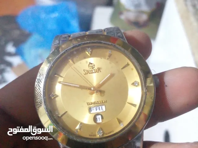 ساعة سويستار للرجال مستخدمه باللون الذهبي