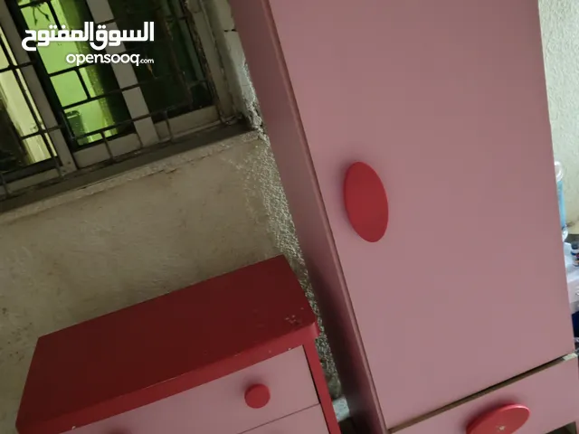 خزانة ايكيا وجرارات بحالة متوسطه للبيع بسعر بسيط