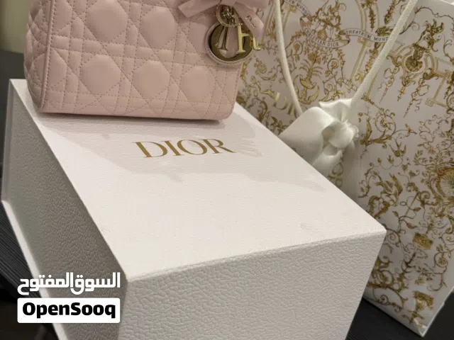 شنطة ديور أصلية شبه جديدة للبيع �