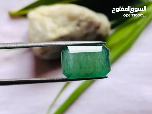 حجر زمرد زامبي طبيعي لون أخضر مزرق ذبابي مع شهادة مختبر natural zambian emerald stone