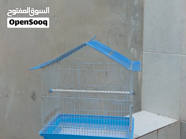 اقفاص عصافير بحالة جيدة مختلفة الأحجام.