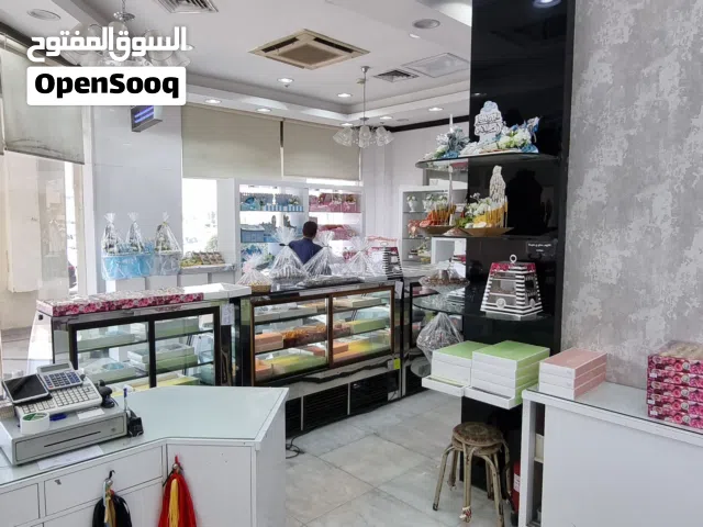 محل تجاري بمنطقة المهبولة بموقع مميز بمساحة 135 متر الترخيص التجاري ل 40 متر وباقي المساحة مقسمة