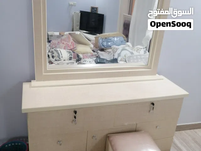 للبيع غرفة نوم صناعة بحرينيه تحتوي سرير لشخصين وكبت لشخصين باب جرار و2كميدنيا تسريحه مع كرسي ودولاب