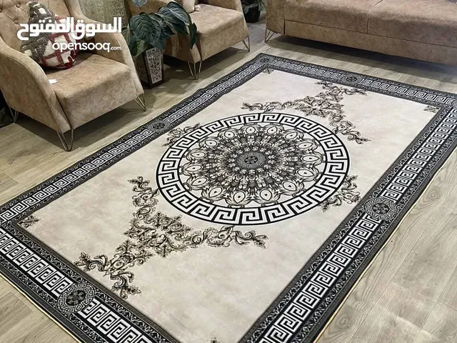 موكيت ثريدي الوجه خمل ذات نقشات مجسمه وواضحه والظهر حبيبات ربل مانعه للانزلاق القياس 2*3 قياس عدل