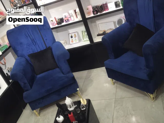 صالون للبيع مع 2 طاولات