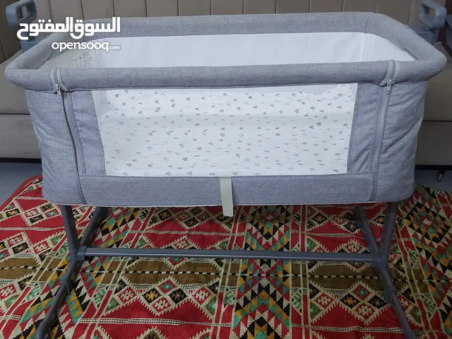 للبيع: سرير أطفال جانبي أنيق الحالة: نظيف جدًا ويشبه الجديد الموقع: الرفاع السعر: 18 دينار