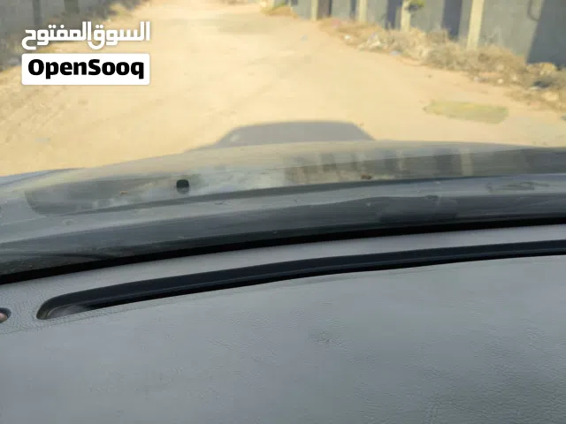 قطعة أرض مساحتها ألف متر تحتوي علي ثلاثة واجهات وتبعد عالرئيسي 100م