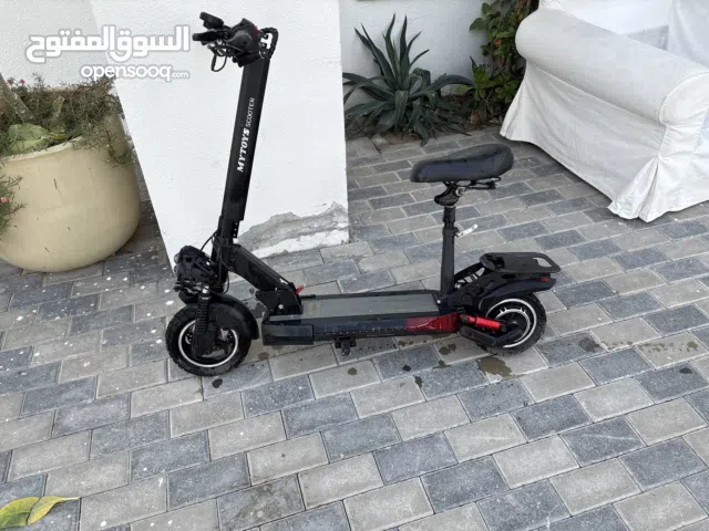 سكوتر ب حالة الوكالة ف الإمارات تحديدأً ف ند الشبا 4 الاسكوتر مافيه إلا مال استاند مكسور