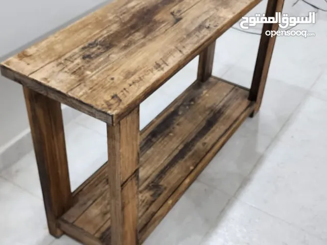 طاولة خشبيه