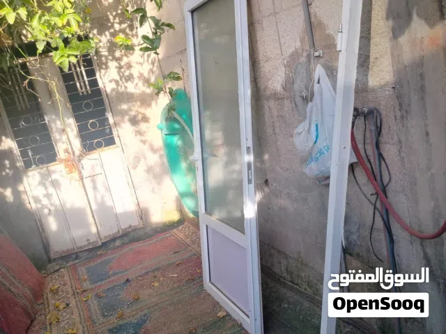 باب ألمنيوم بحالة ممتازة جدًا
