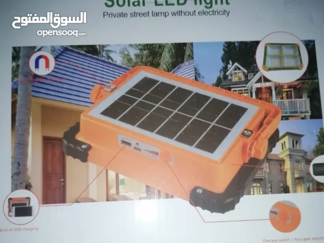 كشاف بطاقة الشمسيه و ايضا تعبئه عن طريق الشرش ويمكن أن يستخدم لشحن الهاتف او الايباد و التاب عملي