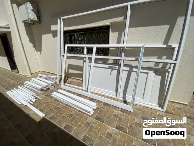 غرفة بي في سي كومبن مقاس 310 سم x 150سم ارتفاع 210 سم على 3 واجهات و واجهة منهم باب