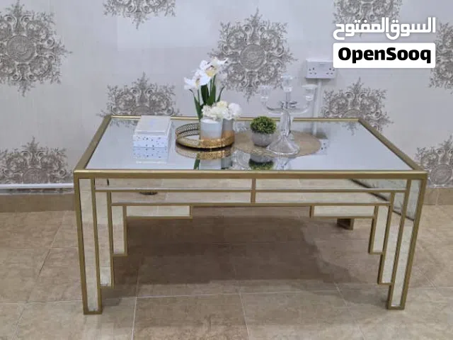 كونسول و اربعة طاولات جانبية و طاولة وسط بحالة ممتازة