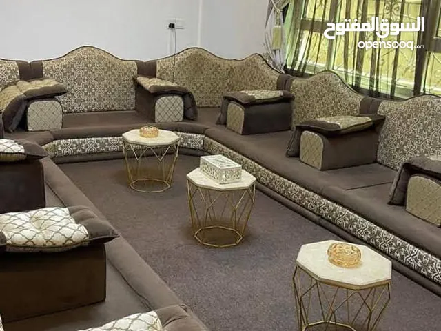 1- مجلس 12متر 3x4 (ضغط ) 2- مخدات وجهين 3- متكا وجهين 4- ميز تلفزيون تركي 5- تلفزيون 43 بوصة مع س