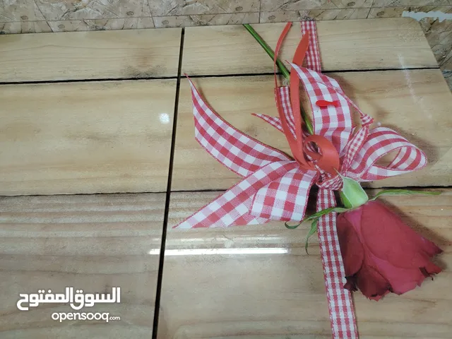 طاولة طعام زجاجية قابلة لزيادة الحجم بحالة جيدة جداً سهلة النقل